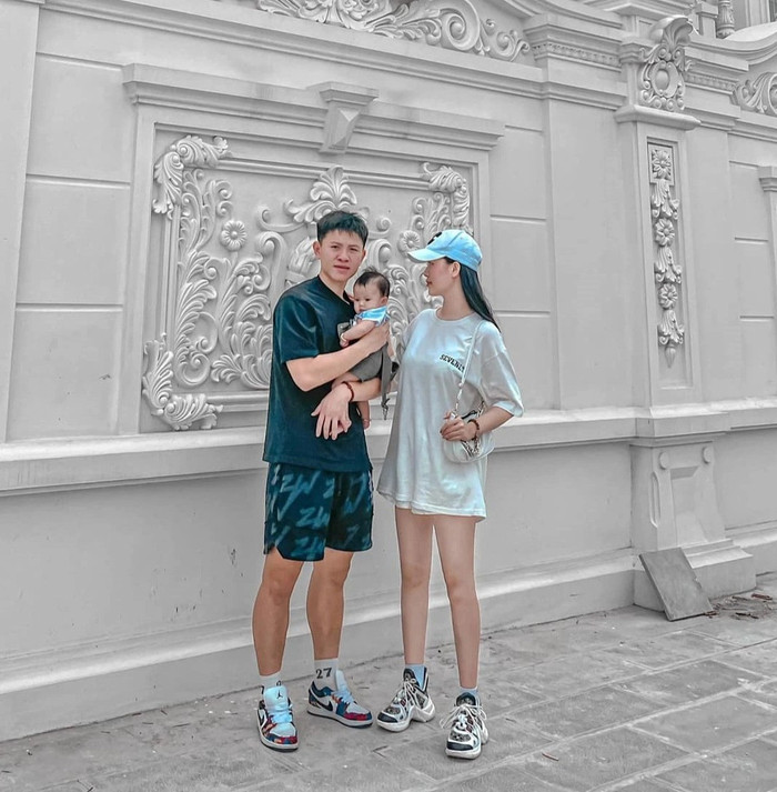 Fan girl đồng loạt 'não lòng' khi biết Vũ Tiến Long đã có 'vợ con đuề huề'. Trung vệ sinh năm 2002 không ngại đăng hình vợ con lên trang cá nhân.