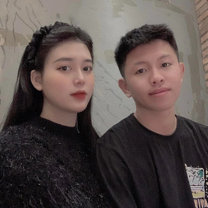 Nhan sắc của Diễm Quỳnh được so sánh với các hot girl Trung Quốc. Cô có đôi mắt to tròn và chiếc mũi cao.