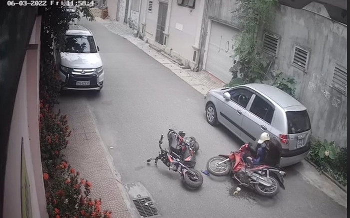 Ngã xuống đường sau va chạm giao thông, hành động sau đó của cô gái đi xe máy khiến ai cũng thắc mắc Ảnh 2