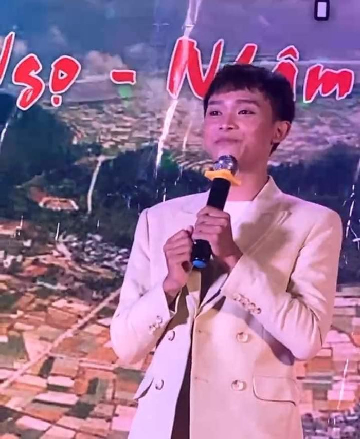 Bị fan nữ 'cưỡng hôn' trên sân khấu, Hồ Văn Cường có phản ứng ra sao? Ảnh 5