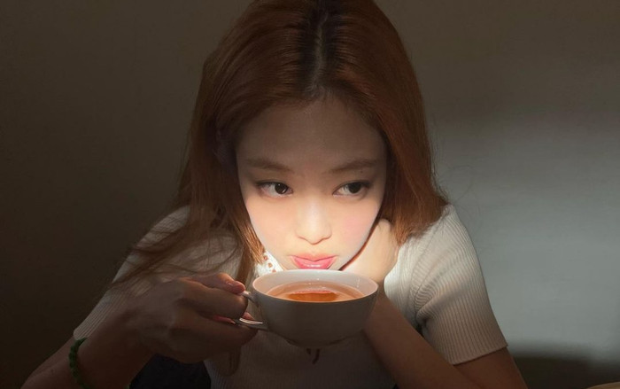 Chỉ ngồi nhâm nhi trà, Jennie (Blackpink) vẫn khiến người hâm mộ 'phát cuồng' vì quá xinh đẹp Ảnh 2