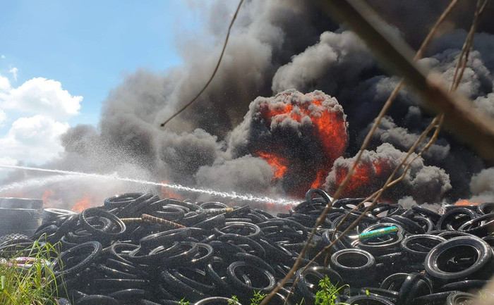 Bãi chứa lốp khá rộng nên công tác chữa cháy gặp nhiều khó khăn. Ảnh: Báo Tin Tức