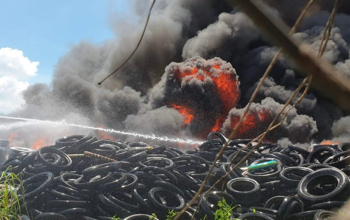 Cháy lớn ở bãi chứa lốp xe hơn 1.000 m2 tại quận 12, TP.HCM Ảnh 2