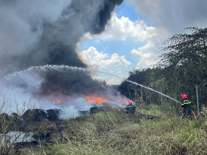 Cháy lớn xảy ra tại bãi chứa lốp xe quận 12. Ảnh: VNE