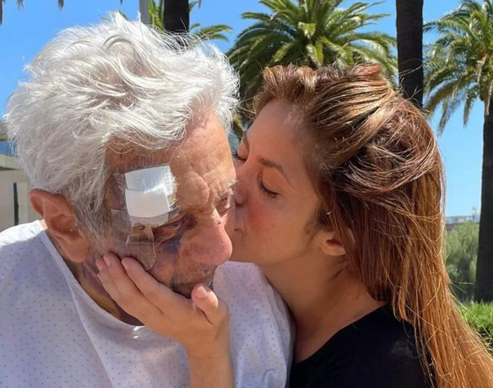 Shakira đưa cha cô đến bệnh viện sau khi không may ông bị ngã.