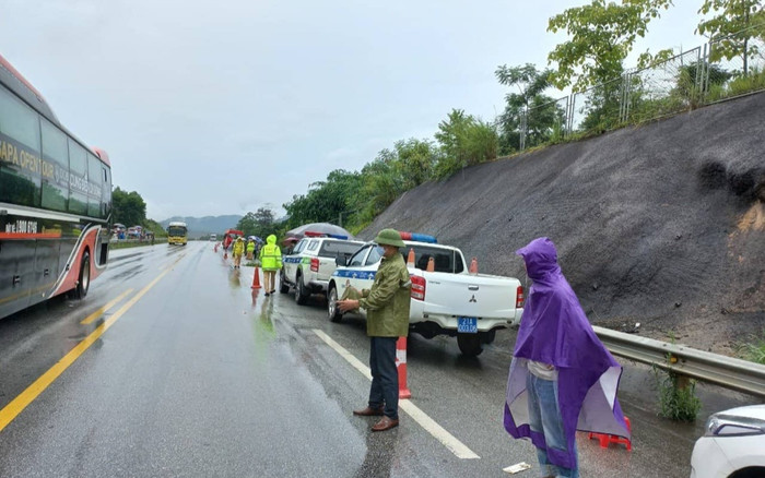 Hai xe khách va chạm trên cao tốc khiến 6 người thương vong Ảnh 2
