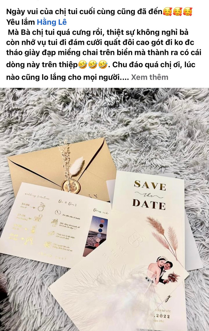 Khả Ngân vừa đăng tải hình ảnh tấm thiệp cưới được Minh Hằng gửi mời.