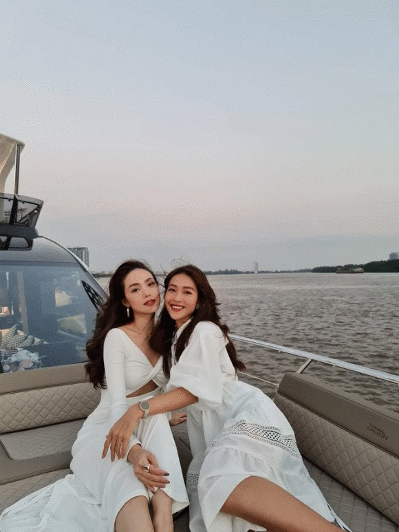 Khả Ngân là một trong những nhân vật góp phần tạo nên màn cầu hôn thành công của Minh Hằng.