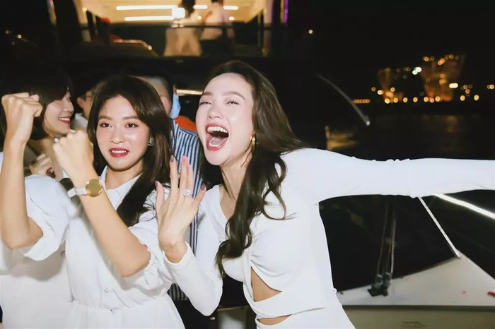 &nbsp;Người hâm mộ vẫn đang mong chờ giây phút nữ ca sĩ sánh bước cùng bạn trai trong hôn lễ.