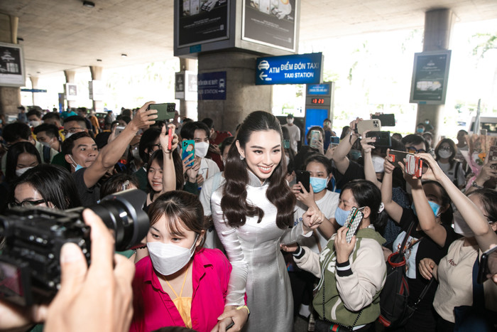 Thùy Tiên diện áo dài trắng, 'đèo' chủ tịch Miss Grand bằng xe máy siêu dễ thương Ảnh 4