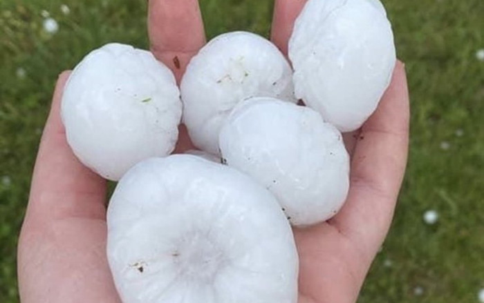 Mưa đá 'khổng lồ' ở Pháp Ảnh 2