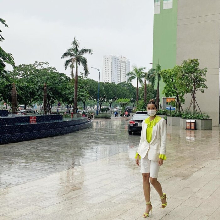 Làn da nâu của H'Hen Niê được được tôn rõ với màu neon, nhưng chiếc blazer thùng thình kèm chiếc quần lửng đã 'phá huỷ' toàn bộ. Set đồ này từng món không phù hợp đi cùng nhau. 