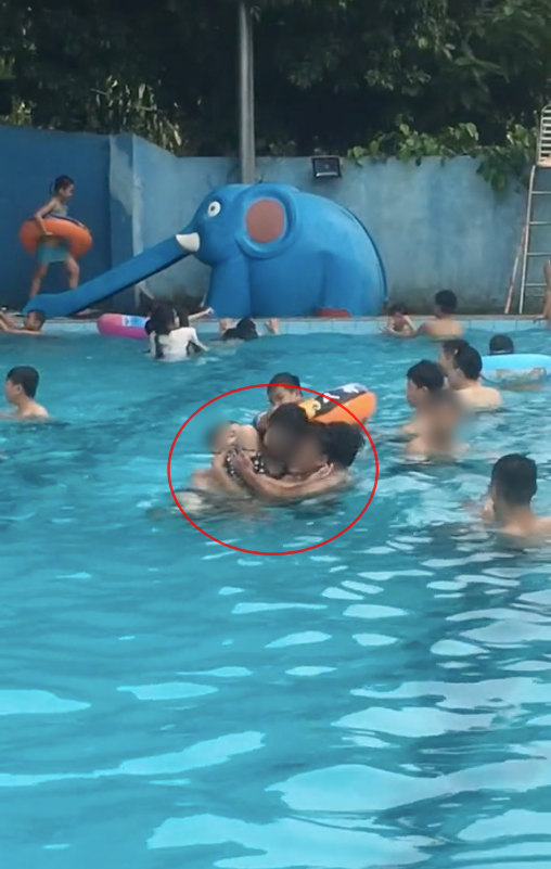 Cô gái bị tố không trả lời tin nhắn của bạn trai, vui vẻ ôm ấp, cười đùa với một nhóm thanh niên tại bể bơi.