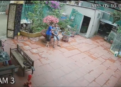 Sắm được chậu cây cảnh đẹp lung linh, cặp vợ chồng ngồi check-in thắm tình và cái kết bể bình Ảnh 4