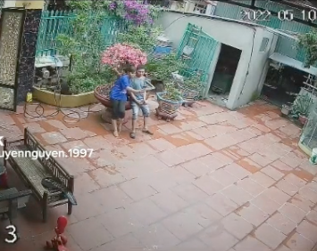 Hai vợ chồng vô cùng vui vẻ, hạnh phúc với chậu cây cảnh đẹp trong sân nhà.