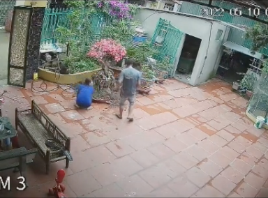 Hai người may mắn không bị thương nhưng chậu cây vỡ mất rồi.