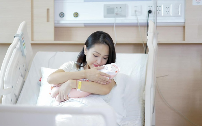 Vân Hugo khoe cận mặt ái nữ, nghẹn ngào: 'Bản năng làm mẹ vẫn vẹn nguyên như lần sinh đầu' Ảnh 2
