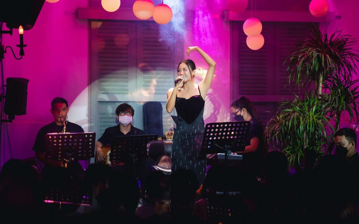 Bị khán giả 'quậy' không cho hát, Văn Mai Hương liền có cách hành xử ghi điểm Ảnh 2