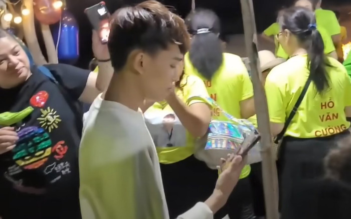 Đang 'quẩy' cực sung bên bờ biển, Hồ Văn Cường có hành động bất ngờ khiến fan khóc sướt mướt Ảnh 2