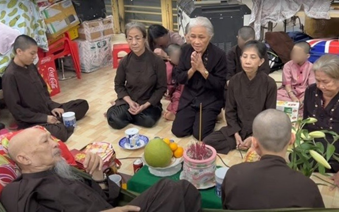 Tiết lộ lý do nhóm người 'Tịnh thất Bồng Lai' tôn sùng, quỳ lạy ông Lê Tùng Vân mỗi dịp lễ Tết Ảnh 2