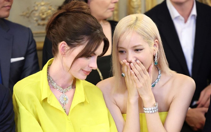 Sang trời Tây, Lisa (Blackpink) không ngần ngại 'đọ sắc' với nữ minh tinh đình đám Anne Hathaway Ảnh 2