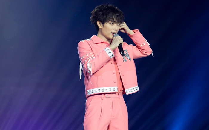 Vừa mang hit mới đi diễn, Trúc Nhân đã bị 'cướp mic' khiến chính chủ 'chỉ biết khóc, không biết nói gì' Ảnh 2