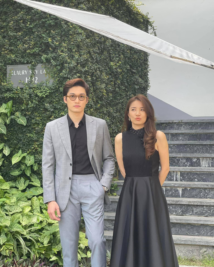 Minh Khuê nhắng nhít bên Đình Tú trong hậu trường.