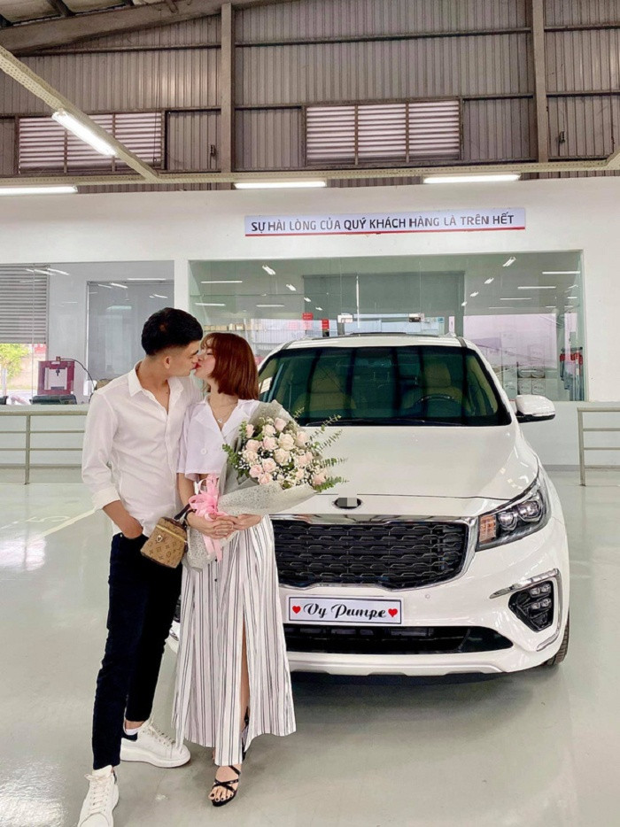 Giữa năm 2020, anh tặng vợ Vy Pumpe chiếc xế hộp tiền tỷ.