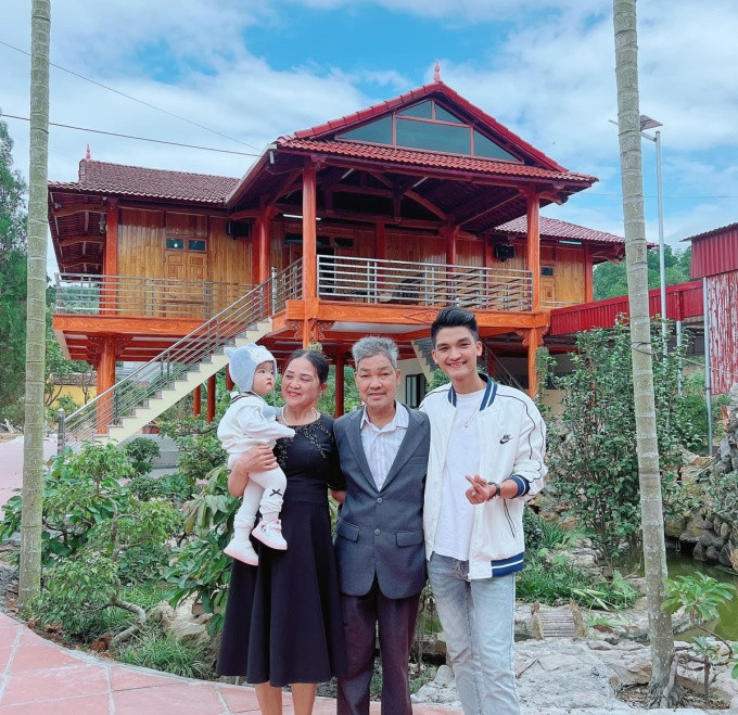 Căn nhà anh cùng chị gái xây dựng với tổng diện tích hơn 380m2 cho bố mẹ ở quê nhà.