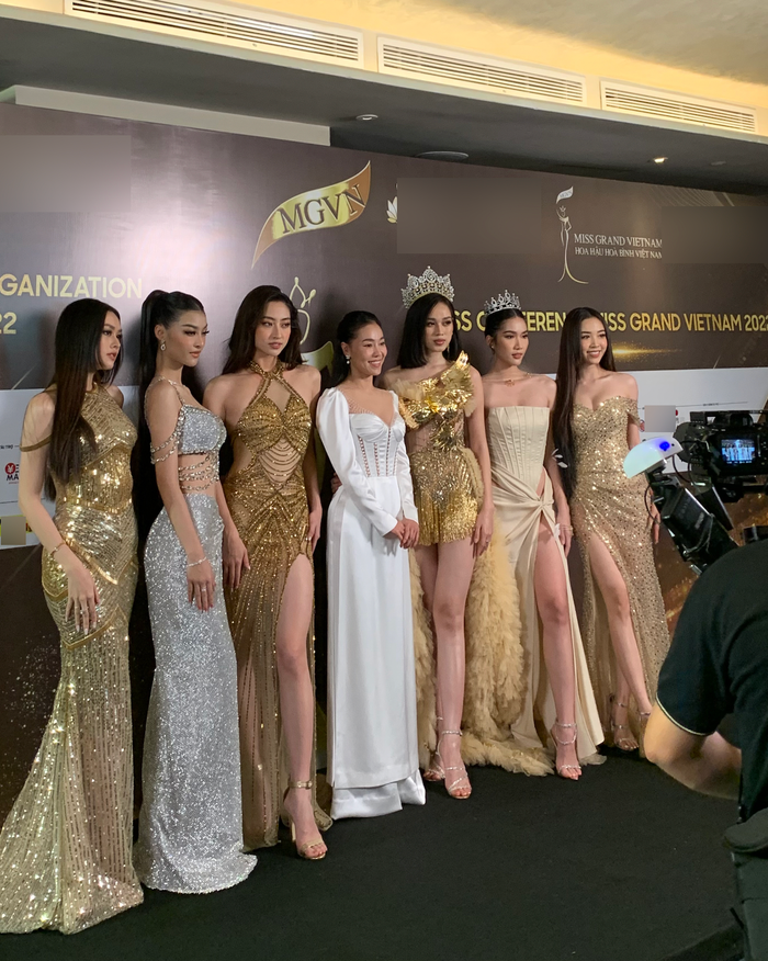 Dàn mỹ nhân nức danh cùng bà Kim Dung đọ sắc trước ống kính. Có vẻ như cam thường không thể soi được 'bé mỡ' dù các người đẹp bận đồ cut-out táo bạo.