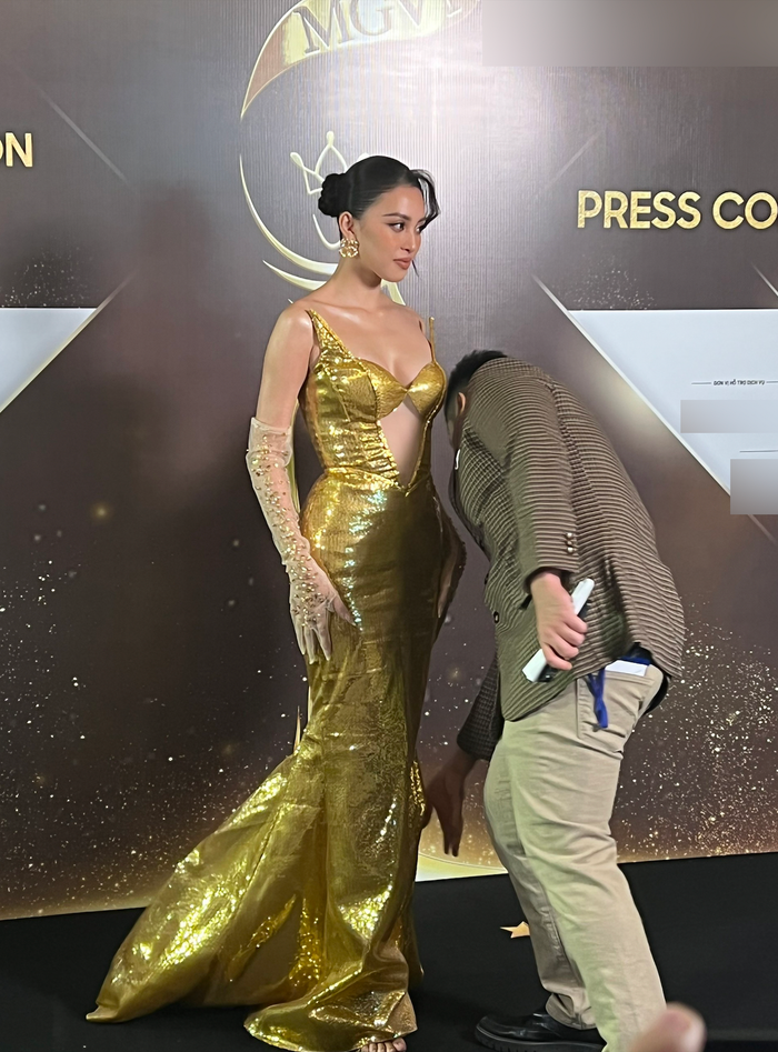 Giải 'Best-Face' của năm được cam thường công nhận, nhan sắc 'bén lẹm' của Hoa hậu Việt Nam 2018 cuốn hút ống kính của truyền thông.&nbsp;