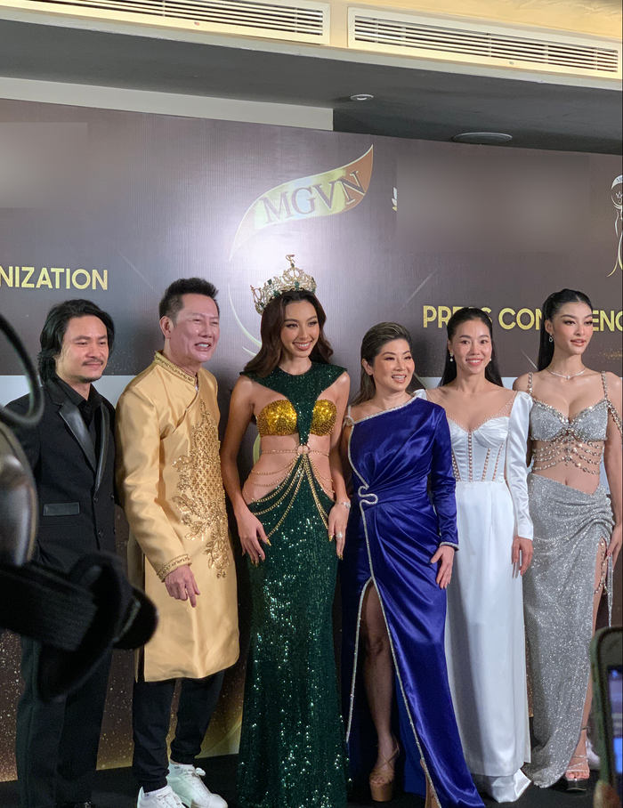 Hoa hậu Thuỳ Tiên được xem là nhân vật chính của họp báo lần này, cô nàng chiếm sóng thảm đỏ trong một nốt nhạc với bộ cánh chuẩn 'beauty queen'.