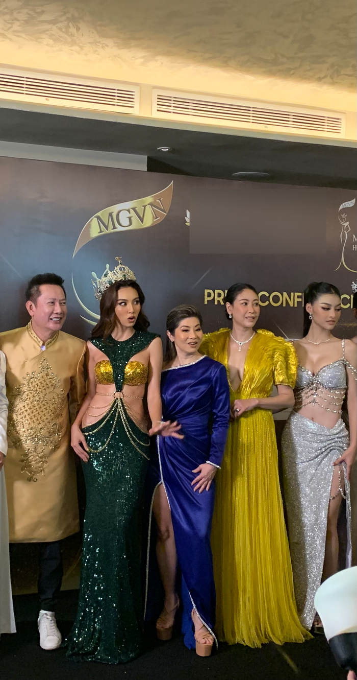 Đúng với mệnh danh 'Ms Biểu Cảm', Thuỳ Tiên hồn nhiên thả những khoảng khắc khá 'đáng yêu' ngay trên thảm đỏ.