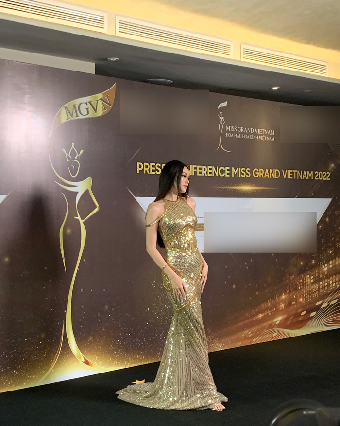 Á hậu Tường San ăn mặc 'kín cổng cao tường' hơn so với các chị em, dù mới sinh con nhưng người đẹp sinh năm 2000 đã nhanh chóng lấy lại vóc dáng như cũ.&nbsp;