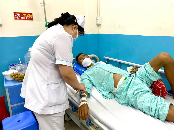 Hình ảnh nam nghệ sĩ trên giường bệnh.