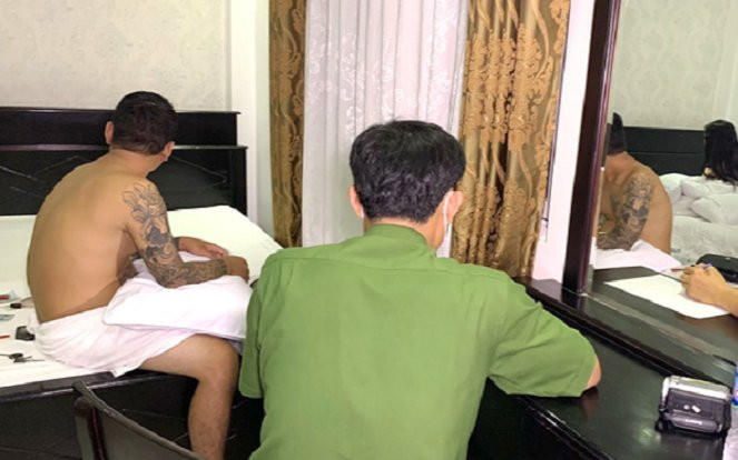 Thiếu tiền tiêu, 2 thanh niên hóa 'tú ông' lập 'Hội bon chen' chuyên cung cấp kiều nữ vui vẻ cùng quý ông Ảnh 2