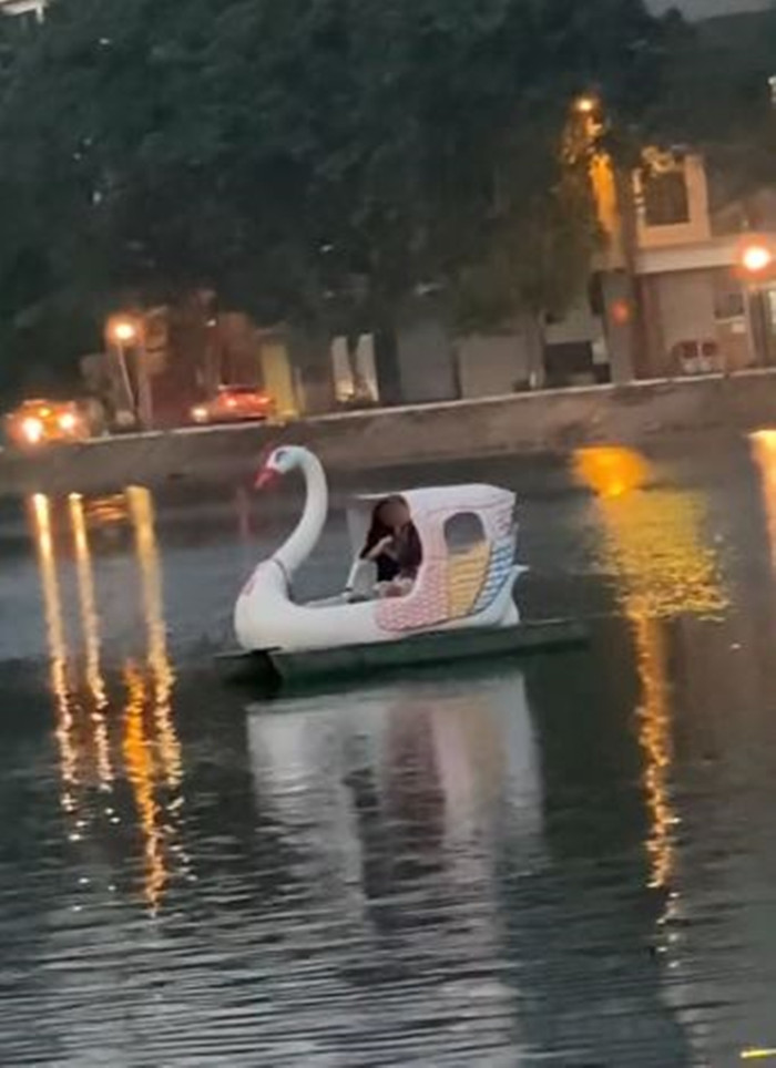 Cặp đôi hôn nhau ngấu nghiến giữa Hồ Tây, |bàn tay hư' của chàng trai đặt không đúng chỗ. Ảnh cắt từ clip