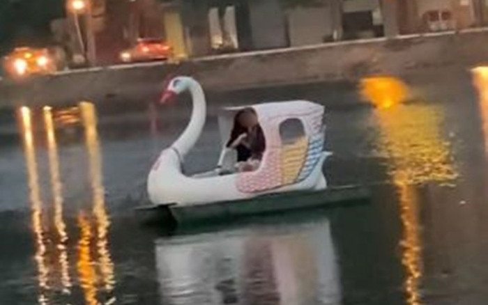 Clip: Cặp đôi hôn nhau ngấu nghiến khi đi đạp vịt ở Hồ Tây khiến dân mạng nổ ra cuộc tranh cãi Ảnh 2