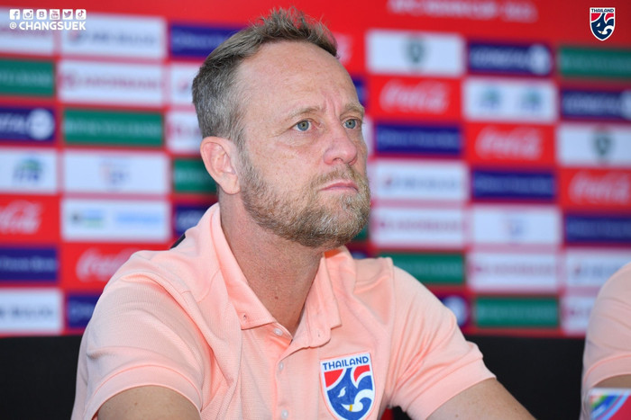 Tiêu chảy tấn công 13 cầu thủ của tuyển Thái Lan khiến cho HLV Polking gặp khó.