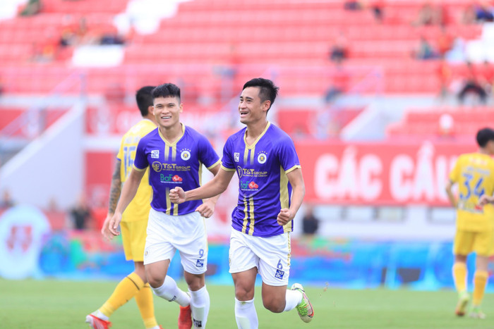 Hai bàn thắng của Vũ Minh Tuấn đến theo cách rất dễ dàng khi hàng thủ HAGL chơi như mơ ngủ.