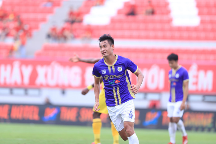 Vũ Minh Tuấn ghi liên 2 bàn giúp Hà Nội FC dẫn HAGL 2-0 khi bóng lăn được 11 phút.