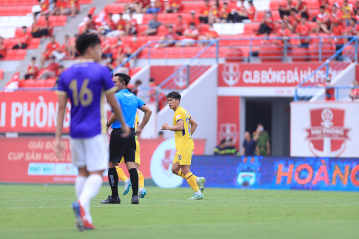 Pha lập công của Bảo Toàn giúp HAGL chơi khởi sắc hơn so với hiệp 1.