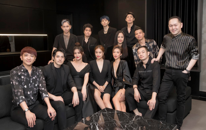  Mặc dù mỗi người đã có chỗ đứng nhất định trong nghề nghiệp, người đã lập gia đình nhưng tình cảm họ dành cho nhau vẫn như những ngày đầu. 