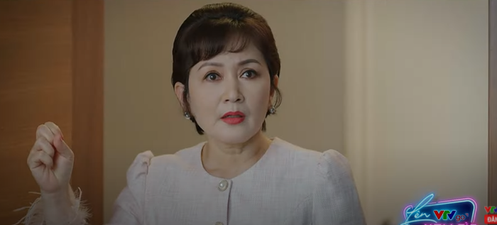 Bà Nhung bất ngờ khi thấy Trang và Duy hôn nhau.