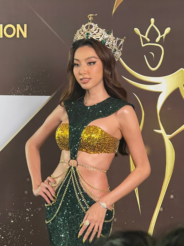 Cách tạo dáng lẫn phong thái của đương kim Hoa hậu Hòa bình Quốc tế lấn át dàn hậu đến từ xứ sở chùa Vàng.