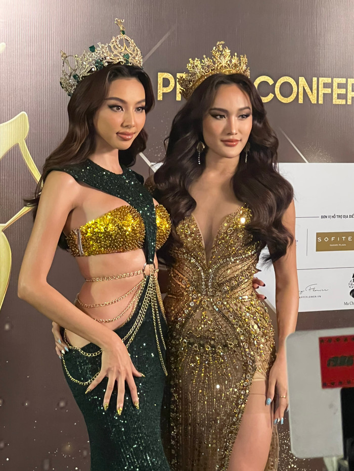 Đương kim Miss Grand International chụp ảnh cùng Á hậu 2 Hoa hậu Hòa Bình Thái Lan Thanawan Wigg.