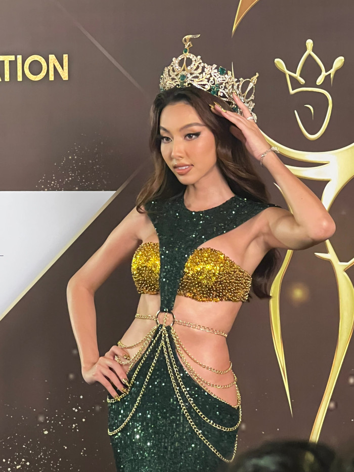 Nhưng cuối cùng dàn hậu đến từ Thái Lan phải nhường độ chặt chém lại cho Nguyễn Thúc Thùy Tiên bởi bộ trang phục cắt xẻ táo bạo.