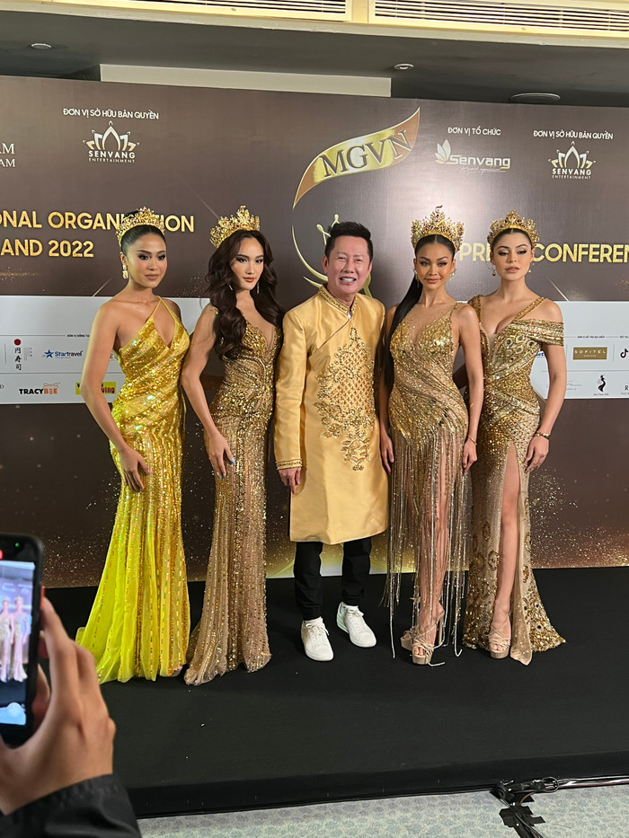 Người đàn ông quyền lực của Miss Grand International Queen chụp ảnh cùng 'gà chiến' đến từ Thái Lan.