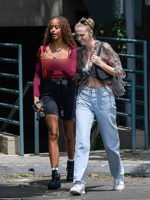 Loạt ảnh dạo phố của Malia Obama cùng bạn bè được cộng đồng mạng chú ý.