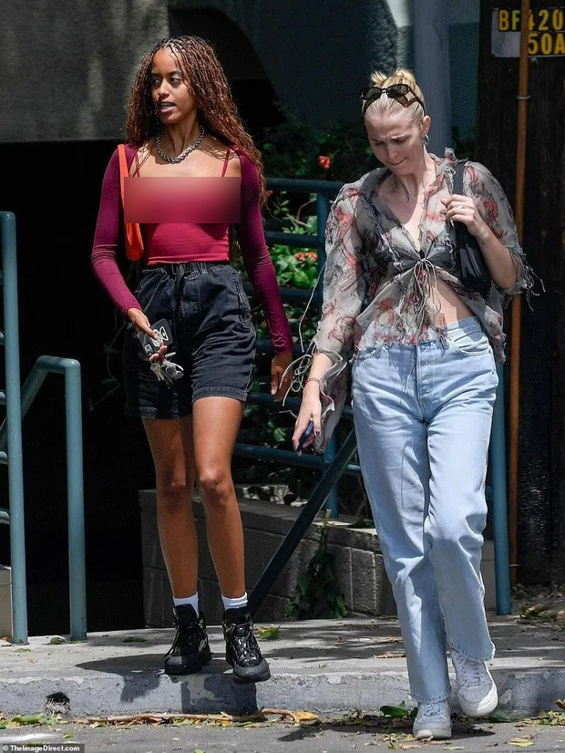 Con gái cựu Tổng thống Obama chơi trội với mốt không nội y.